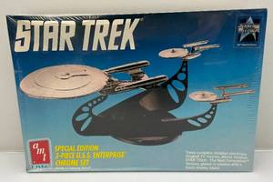 lot 35 image: Vintage AMT STAR TREK Special Edition 3-Piece USS Enterprise Chrome Set Model Kit (Factory Sealed)