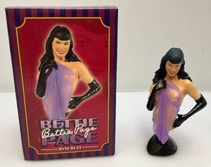 lot 72 image: Darkhorse Delux (Bettie Page) Limited Edition Of 4000 Scuplture Bust Sculpted By Derek Hardy (NIB)