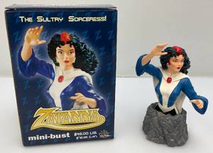 lot 86 image: DC Mini Busts (ZATANNA) The Sultry Sorceress (NIB)