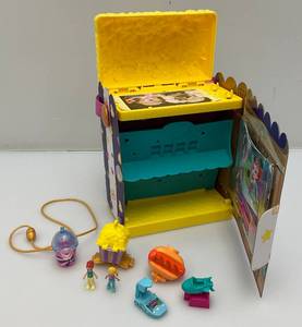 lot 137 image: Vintage Polly Pocket UN-BOX-IT Popcorn Movie Theater (Missing Accessories)
