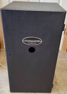 lot 2 image: Masterbuilt   Cookmaster Propane Smoker