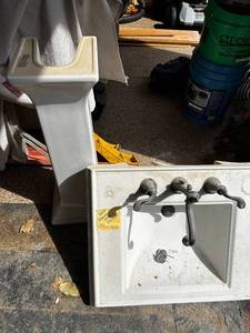 Pedestal Sink with Faucet Fixtures