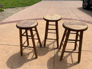 lot 127 image: Set of 3 Wooden Bar Stools