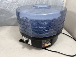 lot 21 image: Waring Food Dehydrator
