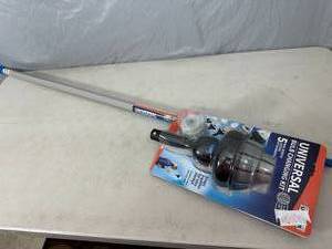 lot 68 image: New Unger 11ft Telescoping Light Bulb Changing Tool