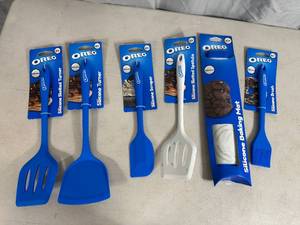 lot 184 image: New Oreo Themed Silicone Kitchen Accessories