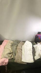 lot 55 image: Collection of 5 Aeropostale and American Eagle Capris in Various Colors and Sizes