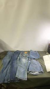 lot 57 image: Collection of 5 Pairs of Capri and Shorts- American Eagle, Abercrombie & Fitch, Tommy Jeans