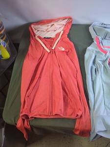 lot 74 image: Set of 2 The North Face Womens Hoodies, Red and Grey, Size Small