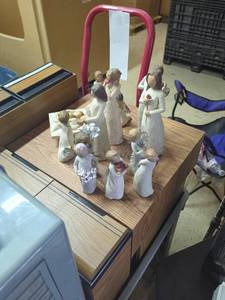 lot 92 image: Willow Tree Nativity Scene Figurine Set