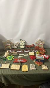 lot 97 image: Collection of Decorative Hanging Signs and Figurines