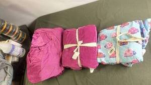 lot 181 image: Collection of 3 Assorted Bedding Sets with Ladybug Design