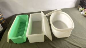 lot 184 image: Set of 3 Mixed Plastic Tubberware Containers with Lids