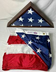 lot 129 image: American Flag Bundle - Pair of 50 States USA Flags