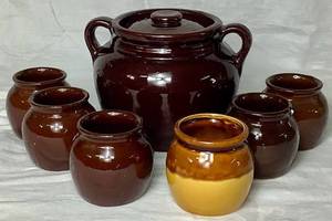 lot 51 image: Vintage Stoneware Brown Bean Pot with 5 Matching Mini Bean Pot Crocks plus bonus tan honey pot