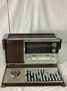 lot 79 image: Ross Electronics Corp. Model RE-8000 Portable World Master 8 Band Radio Recevier