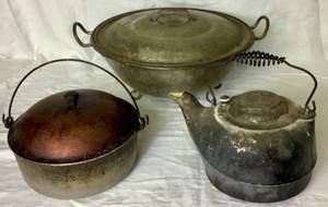 lot 73 image: Vintage Kitchen Collection - Wagner Ware Sidney-O Tea Kettle, Klub Hammered Crafted Dutch Oven and Vintage Bread Dough Riser Pot