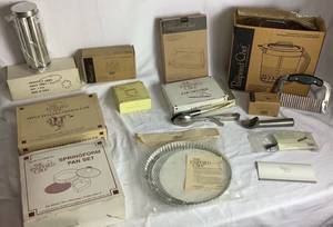 lot 102 image: Pampered Chef Kitchen Tool and Baking Bundle