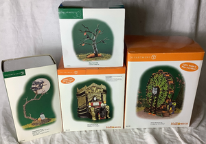 lot 290 image: Department 56 Halloween Village Accessories Lot #4