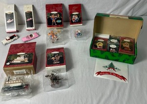 lot 134 image: Hallmark Ornament Collection includes 1997 Membership Kit