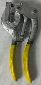 lot 137 image: Roper Whitney Hand Punch 5-2 14 to 1 12 (tool only) with 932 Bit