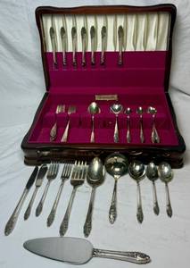 lot 210 image: Evening Star Onieda Community Silver Plate Flatware Set with Chest