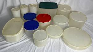 lot 201 image: Vintage Tupperware Collection #2 - Covered Storage Bundle