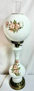 lot 32 image: Vintage 3-way Hurricane Table Lamp