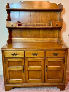 lot 293 image: Vintage Maple Buffet with Hutch 66 H