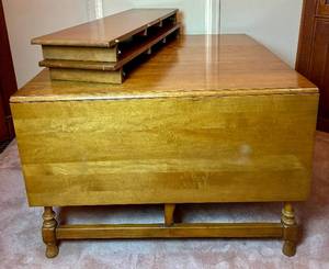 lot 301 image: Vintage Early American Style Hard Rock Maple Drop Leaf Dining Table with 2 leaves