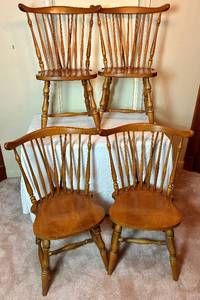 lot 302 image: Four Vintage Early American Style Hard Rock Maple Windsor Dining Chairs