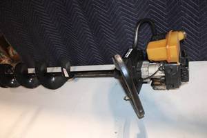 lot 6 image: Strikemaster Ice Auger with Handle