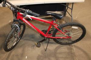 lot 8 image: Roadmaster 18-Speed Mountain Bike