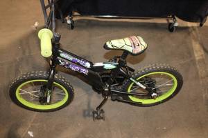lot 10 image: Used Teenage Mutant Ninja Turtles Kids Bike with Green Wheels