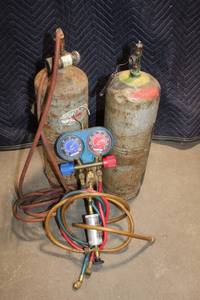 lot 26 image: Used Welding Equipment with Acetylene and Oxygen Tanks