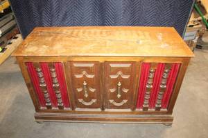 lot 34 image: Vintage Console Stereo with Turntable and AMFM Radio