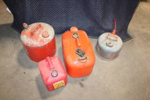 lot 39 image: Collection of 4 Vintage Metal and Plastic Gasoline Cans