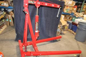 lot 45 image: Torin Big Red 2 Ton Engine Hoist & 8 Ton Long Ram Jack
