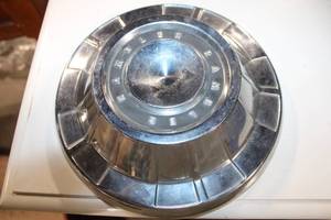 lot 48 image: Vintage Rambler Hubcap