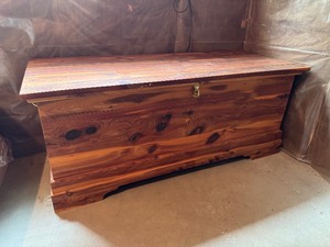 lot 5 image: Cedar Chest BRING HELP TO MOVE