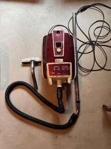 lot 7 image: Eureka Canister Vacuum Cleaner - WORKS