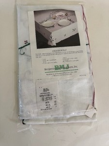 lot 47 image: Vintage Jabara English Holly Christmas Tablecloth