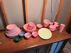 lot 76 image: Hazel Atlas Moderntone Platonite Pastel Dish Set