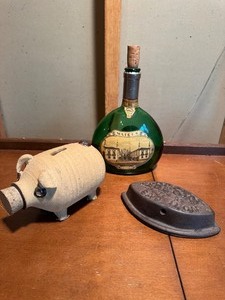 lot 82 image: Lot of (3) Vintage Items