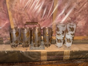 lot 85 image: Vintage Libbey Gold Leaf 10 Tumbler Set and Carrier, Hollywood Regency 12 oz
