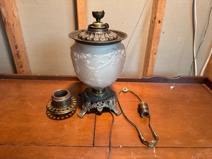 lot 90 image: Opalescent Embossed Glass Gone With the Wind Oil Lamp