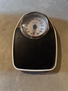lot 92 image: Vintage Scale