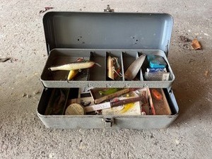 lot 106 image: Vintage My Buddy Metal Tackle Box & Contents
