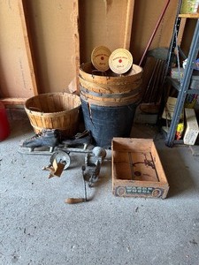 lot 114 image: Lot of Miscellaneous Garage Finds