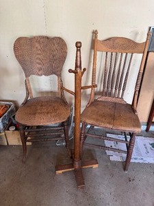 lot 116 image: Lot of (2) Wooden Chairs & Coat Hanger